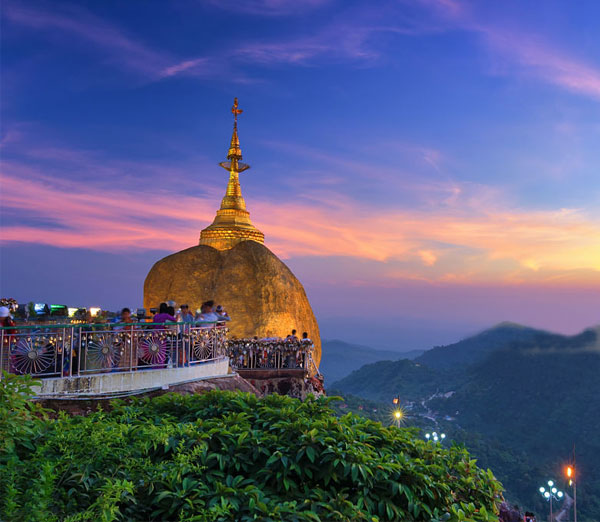 <span>Golden Rock Pagoda</span> <br/>
Kyaikhtiyo - Mawlamyine <br/> Bago - Yangon